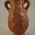 Vaas (wijnkannetje), bruin, 16,5 cm.