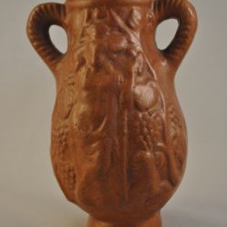 Vaas (wijnkannetje), bruin, 16,5 cm.