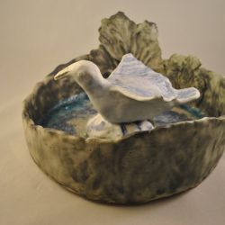Schaal met vogel (drinkbak), keramiek