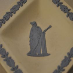 Wedgwood schaaltje (creme m. blauw)