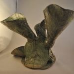 Kunstobject (keramiek) bestaande uit 3 tot kelken gevouwen bladen