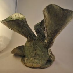 Kunstobject (keramiek) bestaande uit 3 tot kelken gevouwen bladen