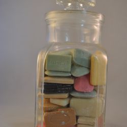 Glazen pot met deksel (inhoud: zeepjes)