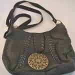 Schoudertas, grijze stof met bronzen decoratiespeld