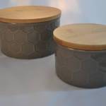 2 voorraad-/zalfpotjes (porselein met houten deksel), diam. 12 en 15 cm