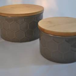 2 voorraad-/zalfpotjes (porselein met houten deksel), diam. 12 en 15 cm