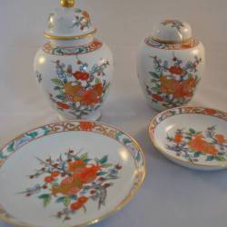 4 objecten Japans porselein (Gold Imari)