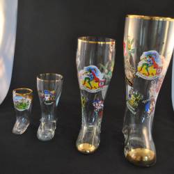 4 bierglazen in de vorm van laarzen in verschillende maten