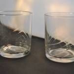 2 glazen (met golvende banden)