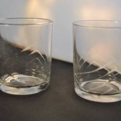 2 glazen (met golvende banden)