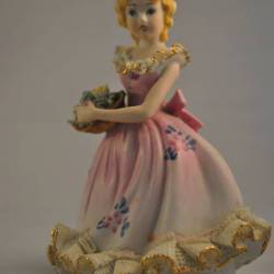 Beeldje vrouw met bloemenmandje