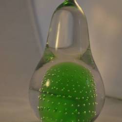 Presse Papier (helder glas met groen) "peer"