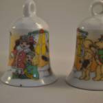 2 porseleinen belletjes (met kleurrijke afbeeldingen