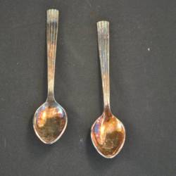 2 verzilverde lepeltjes