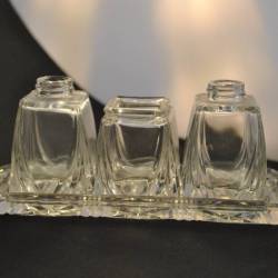 3 glazen potjes op rechthoekig schaaltje van geslepen glas