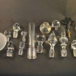 Diverse onderdelen (glazen stoppen, lampeglas etc,; 14 stuks)