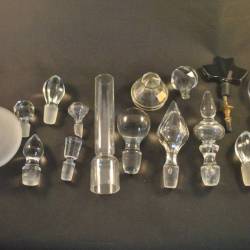 Diverse onderdelen (glazen stoppen, lampeglas etc,; 14 stuks)