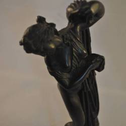 Beeldje vrouwenfiguur (zwart)