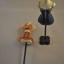2 miniatuur lingerie-paspopjes (op steeltje)