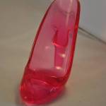 Telefoonhouder ( in de vorm van glazen damesschoentje), rood