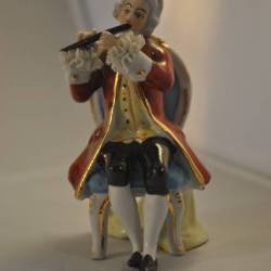 Beeldje fluitspeler, porselein