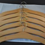 6 houten klerenhangers, 44 cm