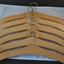 6 houten klerenhangers, 44 cm