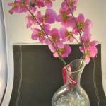 Vaas met kunstbloemen