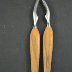 notenkraker met houten handgreep