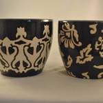 2 bloempotten, zwart met wit