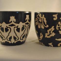 2 bloempotten, zwart met wit