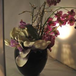 bloempot, zwart met kunstboeket