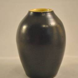 Vaasje, aardewerk, zwart