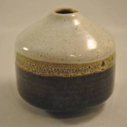 Vaasje, aardewerk, rond