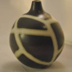 Bolvormig vaasje, aardewerk, 8 x 5,5