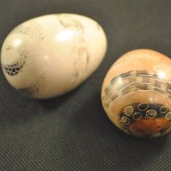 2 natuurstenen eieren