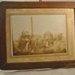 Antieke foto van een dorsmachine (omstreeks 1900)