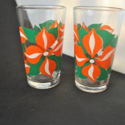 2 frisdrankglazen (groen/oranje)