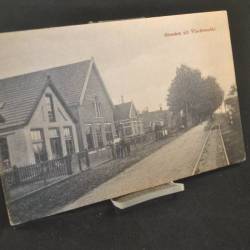 Ansichtkaart Groeten uit Vlachtwedde (met tramrails)