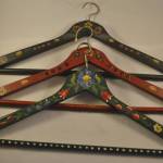 3 kleerhangers (beschilderd; volkskunst)