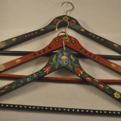 3 kleerhangers (beschilderd; volkskunst)