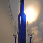 Blauwe karaf met 2 glazen op blauwe voet