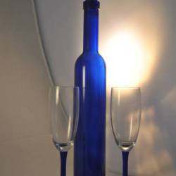 Blauwe karaf met 2 glazen op blauwe voet