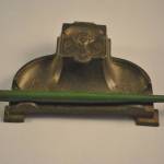 Antieke pennenhouder met inktpot