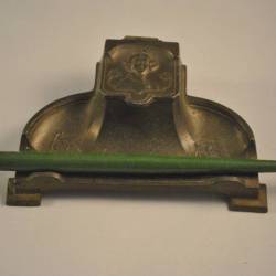 Antieke pennenhouder met inktpot