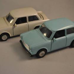 2 modelauto's Trabant 601-S (wit en lichtblauw)