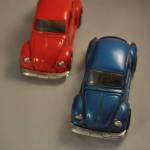 2 modelauto's VW-kever (rood en blauw)