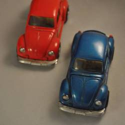 2 modelauto's VW-kever (rood en blauw)