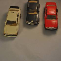 3 modelauto's Mercedes (grijs, wit, rood)