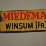 Naamplaatje "Miedema, Winsum", geëmailleerd